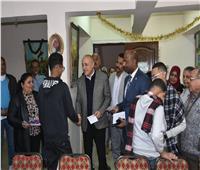 محافظ الأقصر يقدم التهاني والعيديات لأطفال الجمعيات بعيد الميلاد