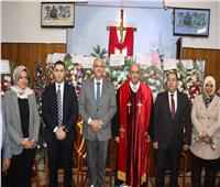 محافظ القليوبية يقدم التهنئة للأقباط بعيد الميلاد المجيد بالكنيسة الإنجيلية ببنها