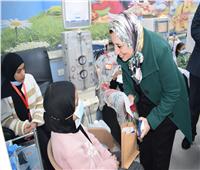 توزيع الهدايا والورود على أطفال الغسيل الكلوي بمستشفى  بنها الجامعى