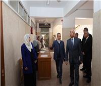 رئيس جامعة المنيا يتفقد لجان الامتحانات بالكليات ويوجه بتوفير الدعم لذوي الإعاقة 