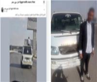 ضبط سائق ميكروباص سمح لشخص بالجلوس أعلى السيارة حال سيره بالقاهرة