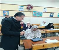 مدير تعليم الجيزة يتابع أعمال الامتحانات بمدرسة الأورمان شيراتون 