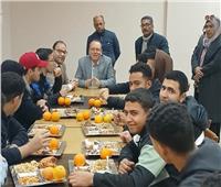 نائب رئيس جامعة طنطا يتناول الغداء مع طلاب المدن الجامعية 