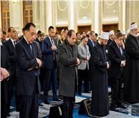 الرئيس السيسي يؤدي صلاة الفجر بمسجد العزيز الحكيم بالمقطم إيذانًا بافتتاحه
