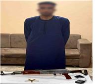 عاطل يهدد جيرانه بسلاح آلي في قنا.. الداخلية تكشف تفاصيل الواقعة 
