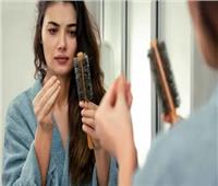 يتساقط الشعر بلا سبب واضح.. الغدة الدرقية متهم صامت يجب الانتباه إليه