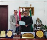 رئيس حي إمبابة يكرم محمد سيد مدير الرصد والمتابعة