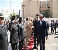 محافظ قنا ومدير الأمن يضعان إكليلًا من الزهور على النصب التذكاري لشهداء الشرطة 