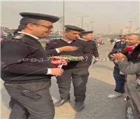 بالورود والشوكولاتة.. شرطة القليوبية تحتفل بعيدها الـ74 وسط المواطنين بشبرا| صور