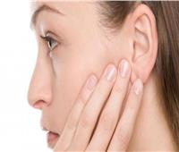 لماذا تصدر الأقراط رائحة غير مستحبة؟ أسباب وحلول بسيطة تحمي أذنيك