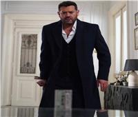 بـ عكاز.. عمرو يوسف يلفت الأنظار من كواليس مسلسله الجديد