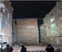 إخلاء منزل 4 طوابق بالمحلة الكبري من السكان بعد ميله 