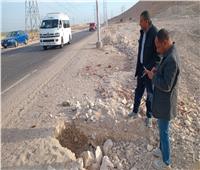 صور | هبوط أرضي بالطريق الصحراوي الغربي بقنا