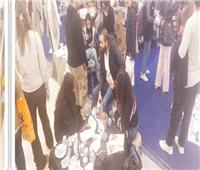 منسوجات ومشغولات وصدف وفخار.. المنتجات اليدوية واحة تتعانق فيها الحِرف مع الحروف