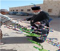 فيها حاجه حلوة.. قمص يعلق زينة رمضان داخل كنيسة السيدة العذراء بالغردقة