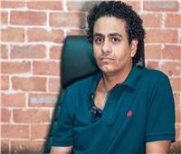«باصص في الموبايل»..محمد صلاح العزب ينجو من حادث سير 