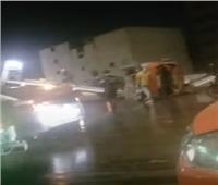 انقلاب سيارة نقل بسبب بقعة زيت أعلى الطريق الدائري بصفط اللبن
