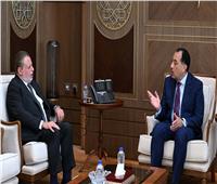 ضبط الأسعار وخفض الفائدة الأبرز.. رئيس الوزراء يلتقي محافظ البنك المركزي لبحث ملفات مهمة