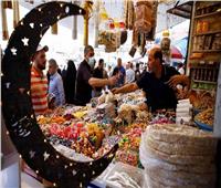 العراقيون يستعدون لشهر رمضان بالتحضير لموائد الإفطار وتزيين الشوارع