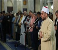     آلاف المصلين يؤدون صلاتي العشاء والتراويح بالجامع الأزهر