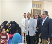 محافظ سوهاج يطمئن على حالات التسمم ويوجه بضبط بائع «البوظه»