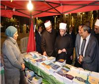 وزير الأوقاف يتفقد معرض الكتاب بساحة مسجد سيدنا الحسين