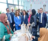 وزيرة التنمية المحلية تزور مؤسسة "بهية" وتوزع هدايا على محاربات السرطان