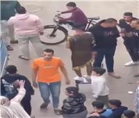 وصول المتهمين في قضية «بدلة الرقص» لحضور أولى جلسات محاكمتهم