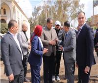 محافظ دمياط يبحث ميدانياً خطة إنشاء موقف لسيارات الأجرة بالسرو