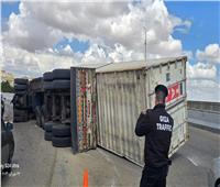 انقلاب سيارة نقل ثقيل على كوبري مول مصر بأكتوبر