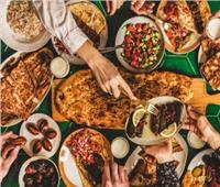 استشاري تغذية يُحذر من 3 عادات خاطئة على مائدة الإفطار في رمضان
