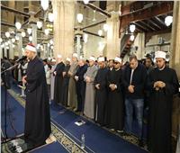 «الإفتاء» توضح حكم من ترك عمله لأداء صلاة التراويح