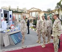 وزير الدفاع يتفقد الجاهزية القتالية للمنطقة المركزية العسكرية ويشارك المقاتلين وجبة الإفطار