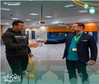 بالصور.. توزيع التمر والمياه على ركاب خط المترو الأخضر وقطار العاصمة