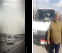 ضبط قائد سيارة "ميكروباص" بالسير أعلى الرصيف معرضاً حياته للخطر