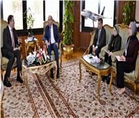 وزير الطيران يبحث مع السفير البريطاني توسيع شبكة النقل الجوي