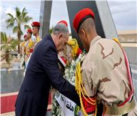 محافظ الإسماعيلية يضع إكليلًا من الزهور على النصب التذكاريِّ لشهداء الجيش الثاني الميداني