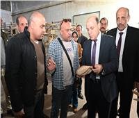 محافظ الغربية يزن أرغفة الخبز بمجمع مخابز وحدة الصيانة والتدريب بطنطا للتأكد من جودته 