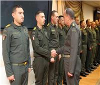 وزير الدفاع يلتقي عدداً من قادة الوحدات بالجيشين الثاني والثالث