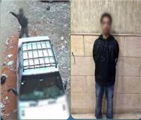 شاب يحطم سيارة بالحجارة بسبب خلاف عائلي ومباحث الخصوص تضبط المتهم| فيديو