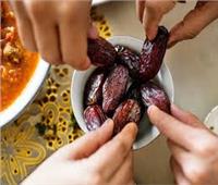 الإفطار على التمر في رمضان.. هل فرض أم سنة؟ 