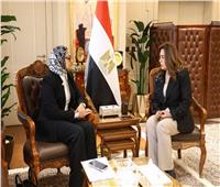وزيرة التنمية المحلية والبيئة تتابع مع محافظ الوادي الجديد جهود مواجهة الأحوال الجوية