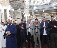 محافظ البحر الأحمر يؤدي صلاة عيد الفطر المبارك بمسجد الميناء الكبير بالغردقة وسط حشود من المواطنين