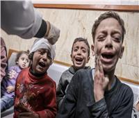 استشهاد مواطن في غزة واعتقال طفلين وسقوط شظايا صواريخ بالضفة