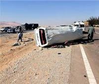 بالأسماء.. إصابة 5 أشخاص في انقلاب ميكروباص بصحراوي قنا 