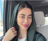 يارا السكري تخطف الأنظار بـ «العباءة السعودية» | شاهد
