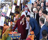   رئيس الوزراء يجري حوارًا مع العاملين ويشيد بدور السيدات في محطة الصواف ببنها
