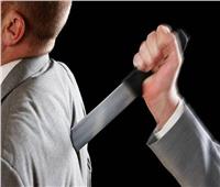 شاب يطعن عمه بسبب الخلاف على "سماعة" محمول