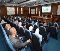 وزير الصناعة يناقش تطوير الأداء وتعزيز كفاءة الخدمات المقدمة للمستثمرين 