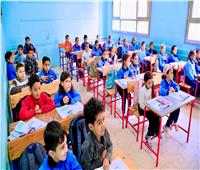 كيف يصحح المعلم الواجب المنزلي لطلاب صفوف النقل ويمنحهم الدرجات؟.. التعليم تجيب